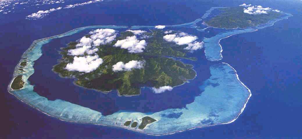 Tahiti Yachtcharter - Raiatea: In der Lagune zwischen Insel und Außenriff liegt man überall gut geschützt