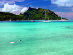 Tahiti Charterboot - Schnorcheln auf Huahine: Das Wasser ist klar wie im Swimming-Pool