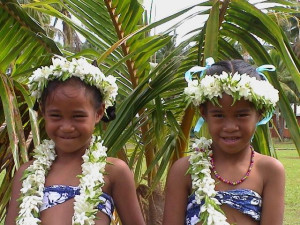 Tahiti Yacht Charter - Polynesierinnen: Den traditionellen Blumenschmuck mögen schon die Kleinen