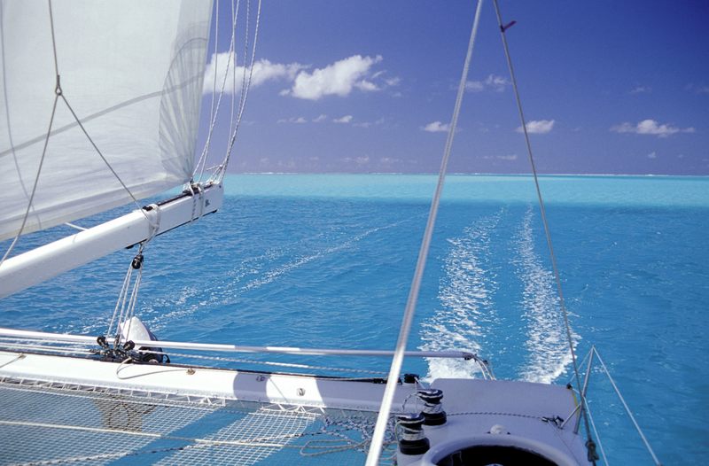 Tahiti Yachtcharter - Türkis in allen Facetten: Segeln innerhalb der Lagunen 