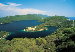 Split / Dalmatien Yacht Charter - Mljet: Sehenswertes Benediktinerkloster auf einer Insel mitten im See