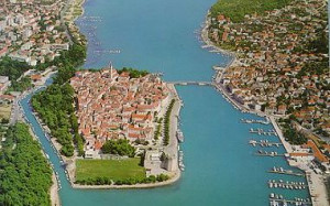 Split / Dalmatien Yachtcharter: : Der alte Stadtkern von Trogir ist eine Insel mit zwei Brücken