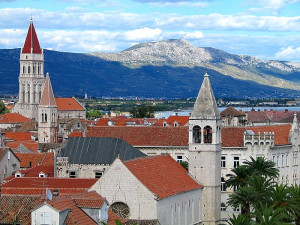 Split / Dalmatien Jachtcharter - Trogir: Die mächtigen Felswände des nahen Gebirges geben der Stadt eine imposante Kulisse