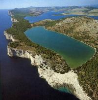 Nord Dalmatien Kornaten: Dugi Otok mit steiler Felsenküste und dem See Mir