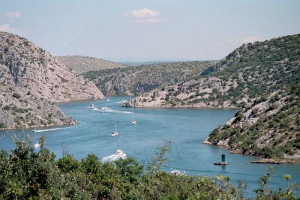 Nord Dalmatien Yachtcharter: Um die Fälle zu erreichen, muss man die Krka ein Stück flussaufwärts fahren
