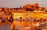 Yachtcharter Korsika: Der Hafen von Portoferraio auf Elba in der Abendsonne