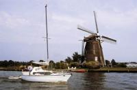 Charterboot Belgien Holland - Segeln vor Windmühlen in der Westerschelde