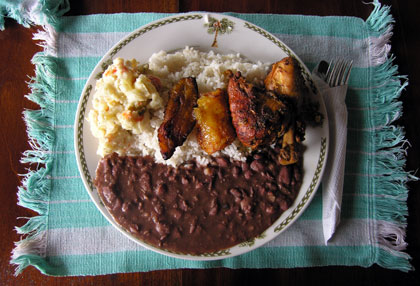 Charter Belize: Traditionelles Gericht aus Fleisch, Reis und Bohnen