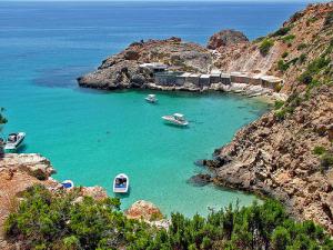 Bootscharter Mallorca: Ibiza bietet noch ursprüngliche Felsen