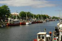 Yacht Charter Ostsee: Buntes Treiben - Frühsommer im Hafen von Warnemünde