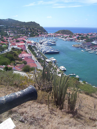 Charter Kleine Antillen: Vom Fort Gustave hat man einen tollen Blick auf die Luxusyachten im Hafen von St. Barts