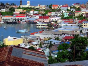 Yachtcharter Kleine Antillen: St. Georges auf Grenada ist mit seinen pastellfarbenen Kolonialbauten eine der schönsten Städte der Karibik