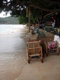 Thailand Yachtcharter: Füße im Sand im Strandrestaurant