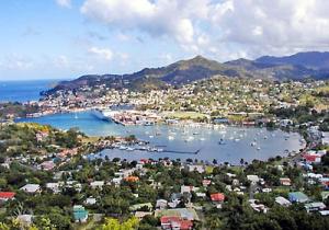 Charter Kleine Antillen: St. George`s liegt fröhlich an einem schönen Naturhafen