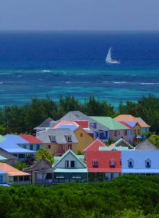 Bahamas Yachtcharter: Die Bahamesen leben in farbenfrohen Häusern