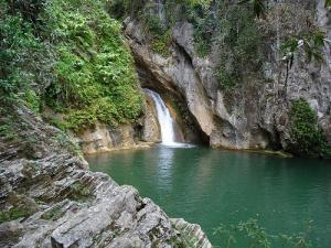 Kuba Bootscharter: Die Escambray-Berge bieten tropischen Regenwald, Wasserfälle und natürliche Pools