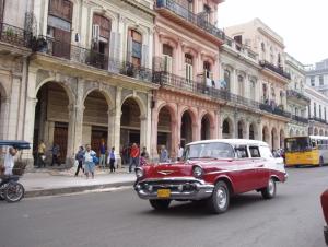 Kuba Bootscharter: Havanna mit seiner prächtigen Architektur und Autos aus den 50ern