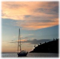 Yachtcharter Seychellen: Wie im Traum - Roter Sonnenuntergang in einer einsamen Bucht