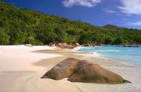 Yachtcharter Seychellen: Anse Lazio - Die geschützte Bucht auf Praslin ist wie ein Swimming-Pool 