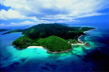 Seychellen Yachtcharter - Praslin: Dichte, grüne Vegetation bis an die weißen Sandstrände