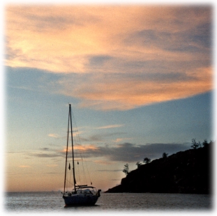 Seychellen Yacht Charter - Roter Sonnenuntergang in einer einsamen Bucht