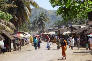 Madagaskar Charter: Ursprüngliche Dörfer mit Lehmstraßen und traditionellen Hütten, wo es weder Strom noch fließendes Wasser gibt