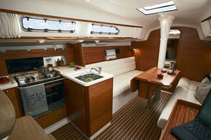 Charter - X 34 - Elegante, dunkle Holzverkleidung unter Deck