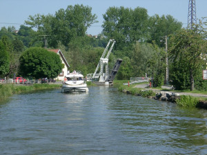 Hausbootcharter - Urlaub auf dem Wasser: Auch für Gäste ohne größere Vorkenntnisse