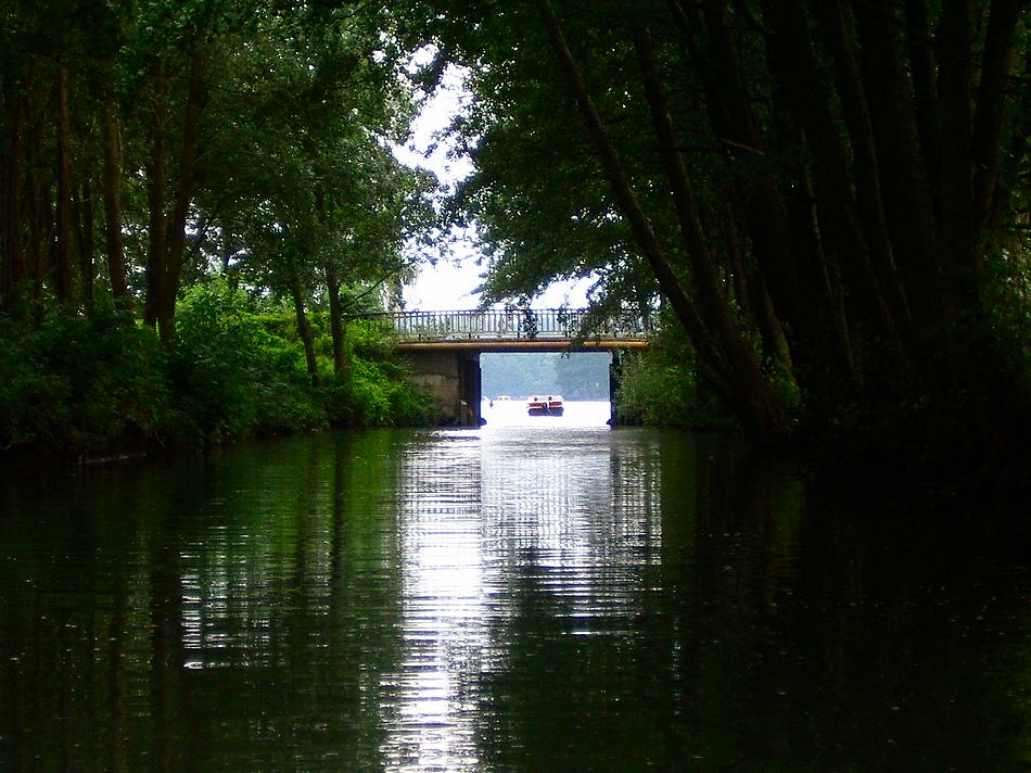 Mecklenburg Bootscharter - Hindernis Brücke: Ohne Mastlegevorrichtung werden Kanäle schnell zur Sackgasse