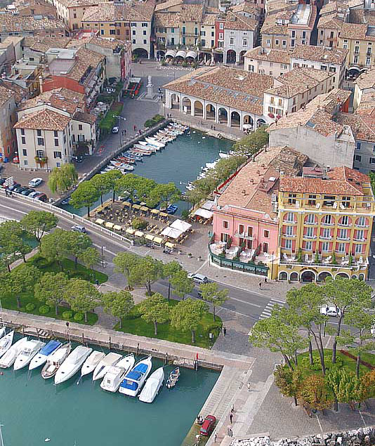 Gardasee Bootscharter - Lohnt einen Abstecher: Desenzano im Süden des Gardasees