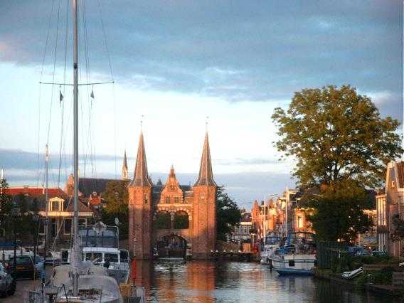 IJsselmeer Yachtcharter - Das berühmte Wassertor in Sneek