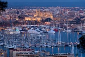 Balearen Charter: Im Hafen von Palma liegen Hunderte von Yachten